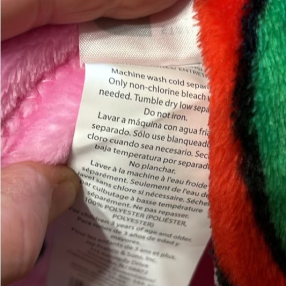 *CLEARANCE**NWT 2 HELLO KITTY GINGERBREAD MAN & WHITE WREATH CHRISTMAS THROWS - Picture 12 of 12